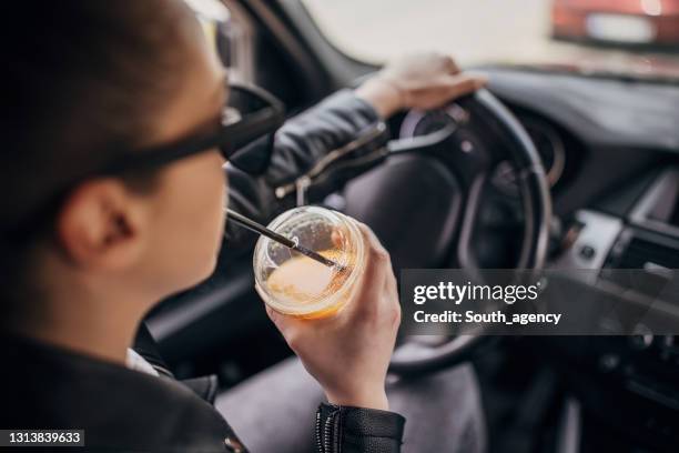 het drinken van de vrouw sap en drijfauto - drink driving stockfoto's en -beelden