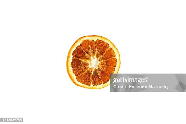 dried orange single slice isolated on white background. top view. flat lay - gedroogd voedsel stockfoto's en -beelden