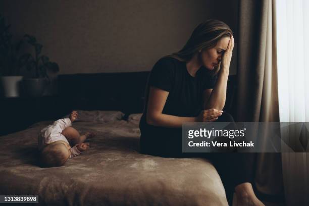 parenting and family difficulties - baby depression fotografías e imágenes de stock
