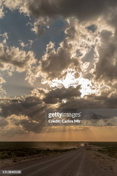 paisaje desértico con nubes de tormenta - paisaje con nubes - fotografias e filmes do acervo