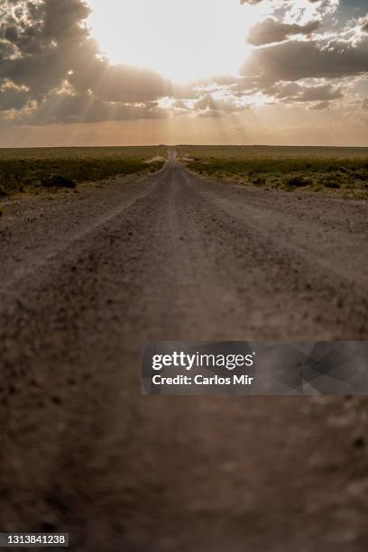 paisaje desértico con nubes de tormenta - paisaje con nubes - fotografias e filmes do acervo