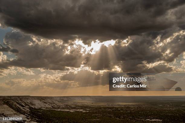 paisaje desértico con nubes de tormenta - paisaje con nubes - fotografias e filmes do acervo