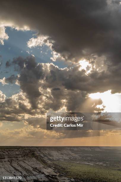 paisaje desértico con nubes de tormenta - paisaje con nubes - fotografias e filmes do acervo