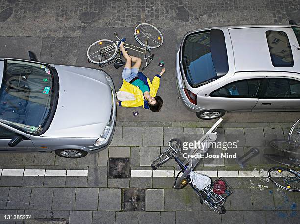 young woman after bicycle accident - ongeluk transportatie evenement stockfoto's en -beelden