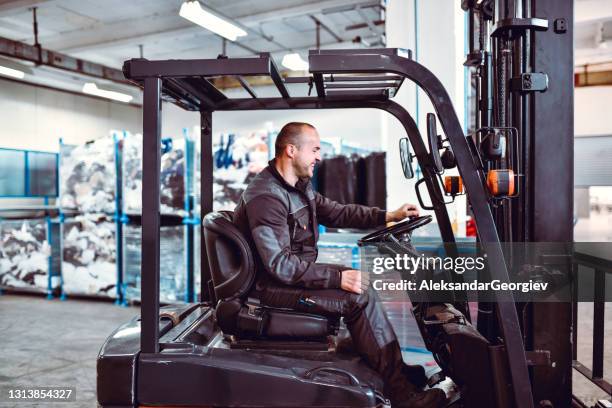 männlicher gabelstaplerfahrer, der last im werkslager trägt - safe driving stock-fotos und bilder