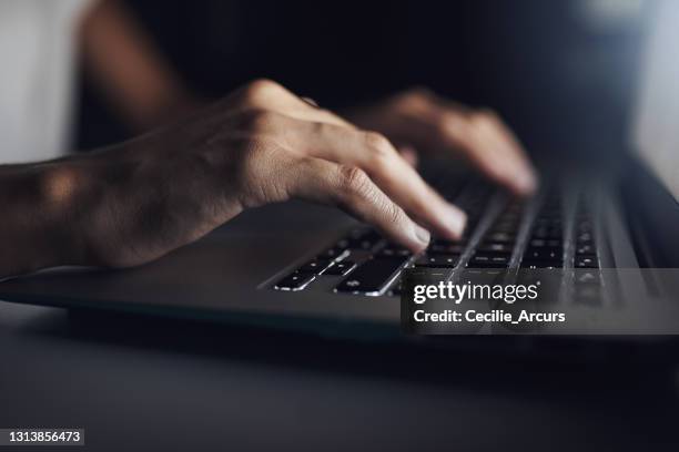 bijgesneden schot van een zakenman typen op zijn laptop - computertoetsenbord stockfoto's en -beelden