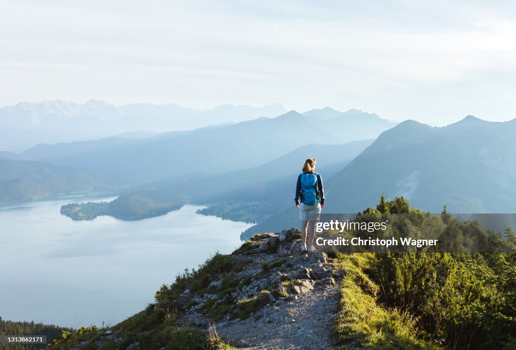 Frau in den Bergen beim Wandern