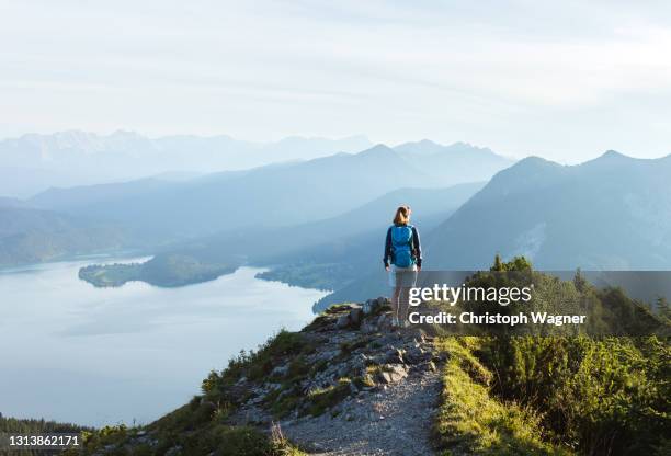 frau in den bergen beim wandern - journey stock-fotos und bilder