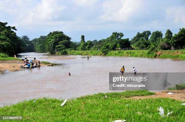 massacre river - les gens traversent la frontière haïti-république dominicaine à pied - vu de ouanaminthe, haïti - haïti photos et images de collection