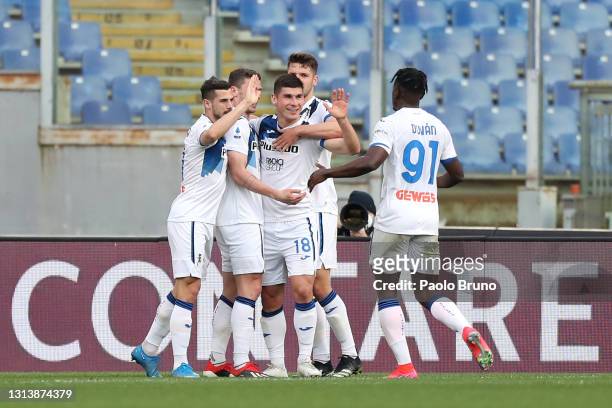 Ruslan Malinovskyi of Atalanta B.C. Celebrates after scoring their sides first goal with team mates Berat Djimsiti and Duvan Zapata during the Serie...