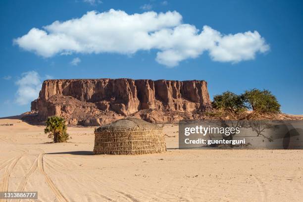 hut van nomadische tubu mensen in de sahara, noordelijk tsjaad - chad stockfoto's en -beelden