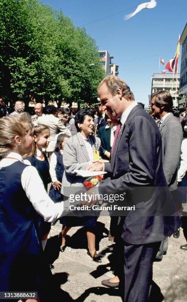 During their visit to Chile, the Kings of Spain Juan Carlos and Sofia walk the streets of Valdivia, Chile, 1990.