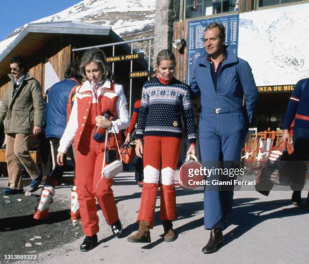 Spanish Kings Juan Carlos and Sofia with their daughter Princess Elena on a ski vacation in Baqueira Beret, Lerida, Spain, 1976.