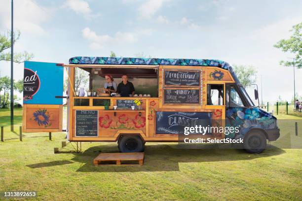 orgoglioso proprietario di coppia di camion di cibo - furgone ambulante foto e immagini stock