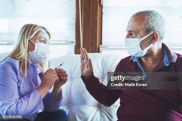 anti-impfprotest, verweigerung von covid-19-impfstoff - anti quarantäne protest stock-fotos und bilder