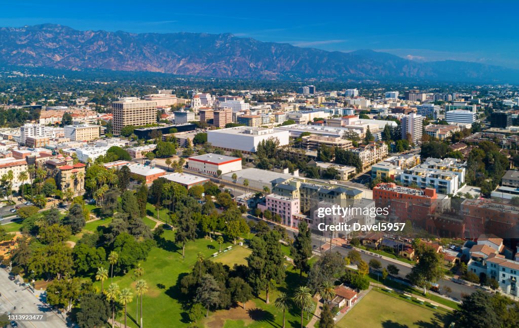 Downtown Pasadena Aerial Com Montanhas e Parque