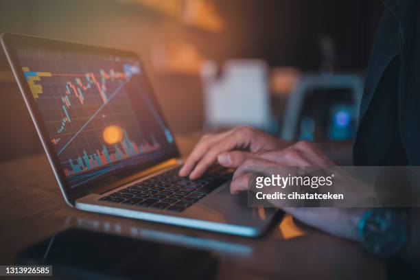 les investisseurs surveillent les données boursi�ères. - risk stock photos et images de collection