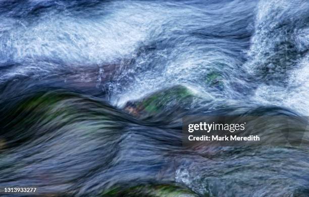 flowing water - fließende wasser stock-fotos und bilder