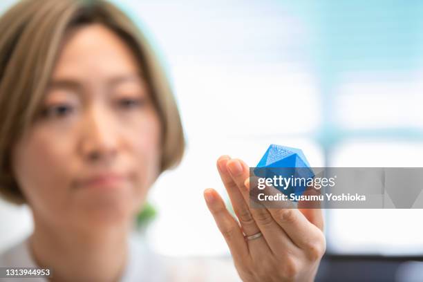 people working in a small business office using a 3d printer. - 3d printer female stockfoto's en -beelden