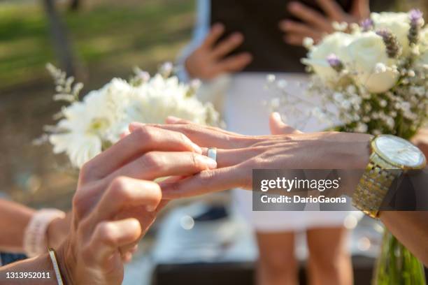 pareja de mujeres celebrando matrimonio - queretaro fotografías e imágenes de stock