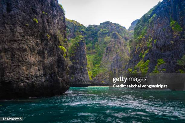 scenic view of small islands near phi phi islands, krabi, thailand, asia - phi phi le fotografías e imágenes de stock