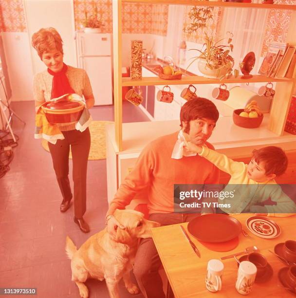 Comedian Jimmy Tarbuck at home with his wife and son, circa 1969.