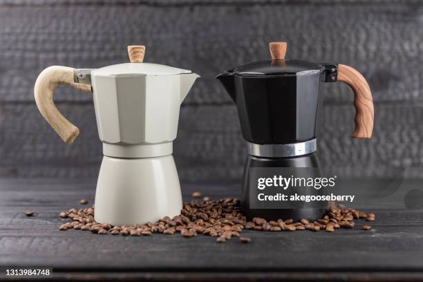 espresso in moka pot old coffee maker and coffee beans - moka foto e immagini stock