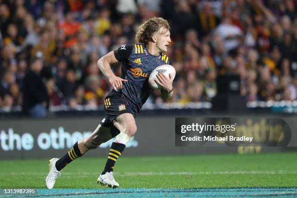 Damian McKenzie of the Chiefs makes a run during the round nine Super Rugby Aotearoa match between the Chiefs and the Hurricanes at FMG Stadium...