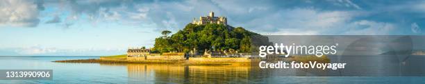 zonovergoten eiland in rustige zee st michaels mount panorama cornwall - cornwall engeland stockfoto's en -beelden