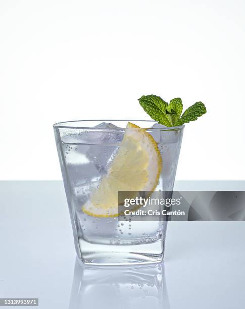 tonic drink - vodka stock-fotos und bilder