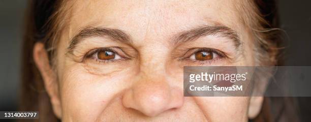 mujer mayor de ojos marrones - ojos marrones fotografías e imágenes de stock