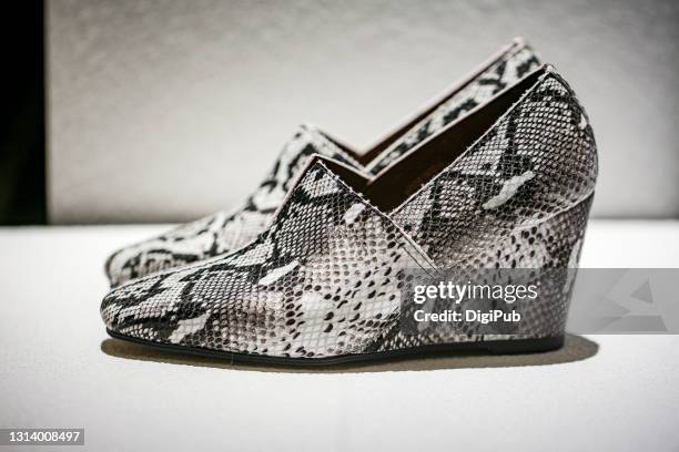 python platform wedge women's snakeskin shoes - wedge shoe ストックフォトと画像