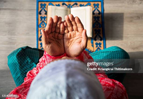 a muslim man is doing salah at home. - salah islamic prayer stockfoto's en -beelden