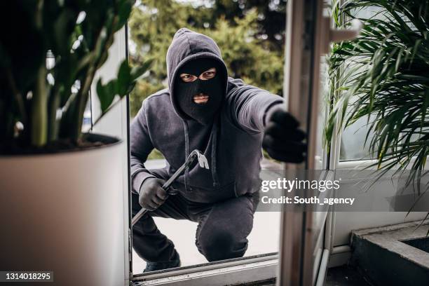 robber breaking in house - vandalismo imagens e fotografias de stock