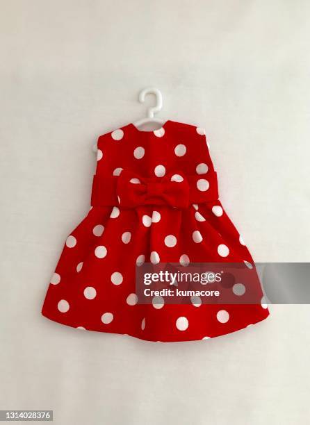 doll’s dress on small hanger - small cotton plant stockfoto's en -beelden