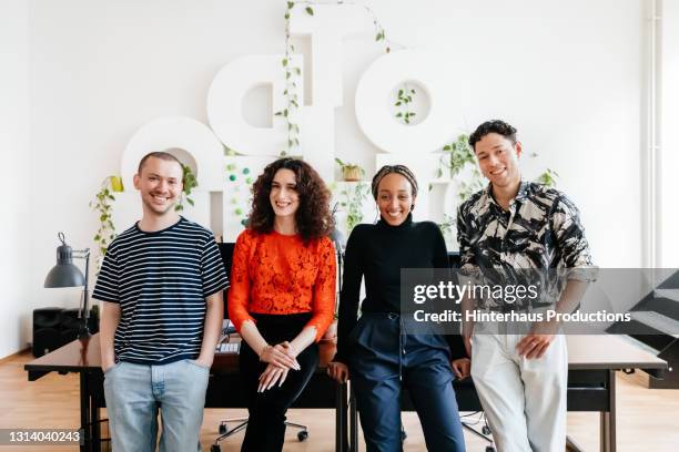 portrait of sustainable business team in office - organized group photo 個照片及圖片檔