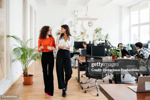 office workers heading for lunch - only women 個照片及圖片檔