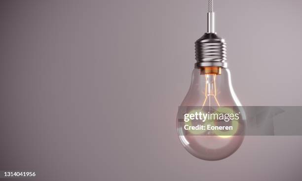 símbolo infinito en bombilla - permanente fotografías e imágenes de stock