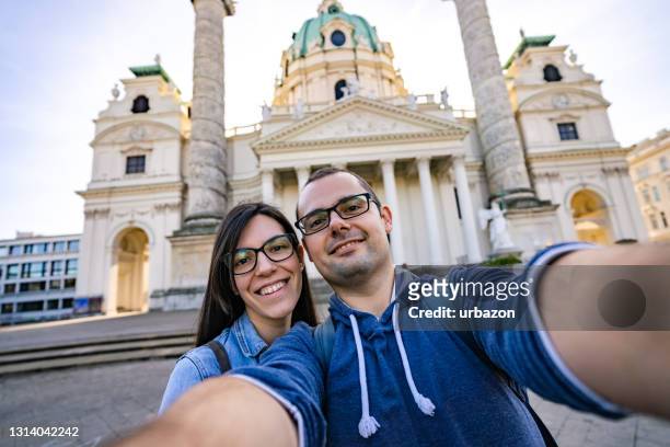 paar macht selfie mit karlskirche - karlskirche stock-fotos und bilder