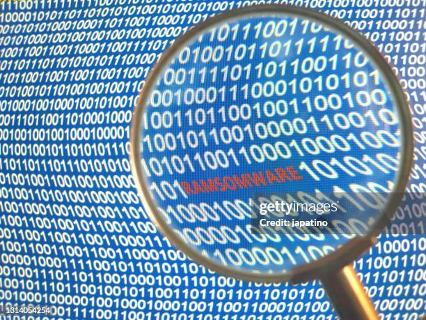 ransomware - protector para pantallas en lentes fotografías e imágenes de stock