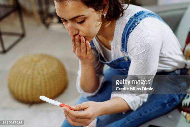 mujer preocupada que se hace la prueba de embarazo. foto de archivo - pelvic exam fotografías e imágenes de stock