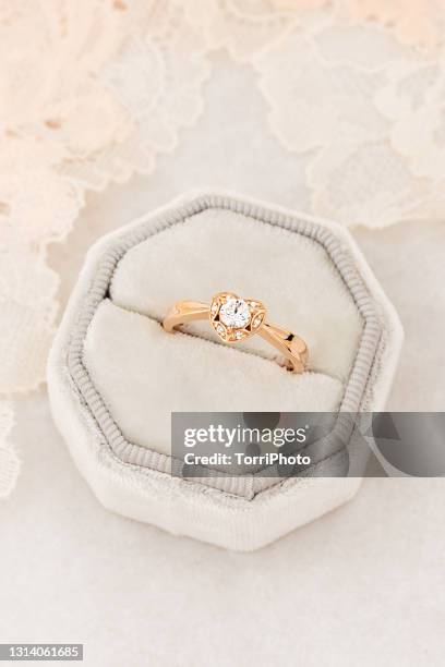 rose gold female wedding proposal diamonds ring in white gift jewelry box - schmuckschatulle stock-fotos und bilder