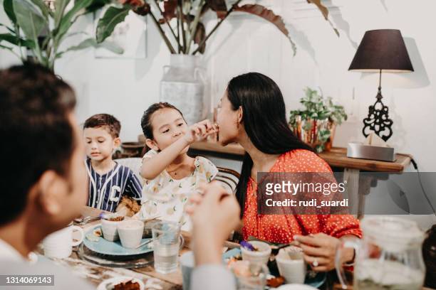 porträt des glücklichen familienessens im restaurant - kids fun indonesia stock-fotos und bilder