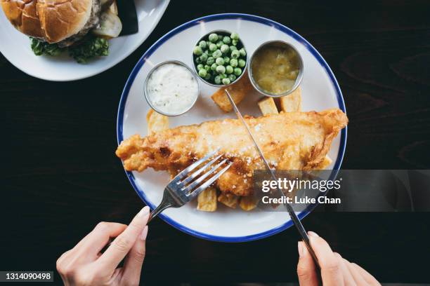 fish and chips - fish chips stockfoto's en -beelden