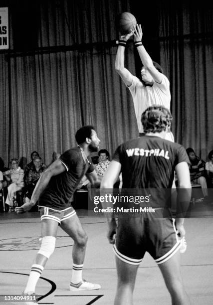 Player of the Houston Rockets Rick Barry shoots over former NBA player Gus Johnson and NBA player of the Phoenix Suns Paul Westphal during the 3 on 3...