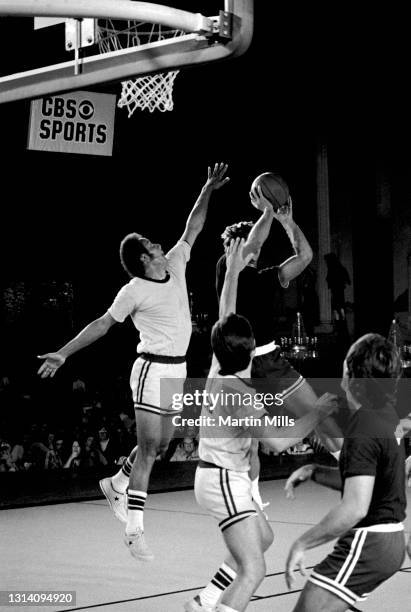 Player of the Phoenix Suns Paul Westphal looks to pass as former NBA player Lenny Wilkens and American actor Kent McCord defend during the 3 on 3...