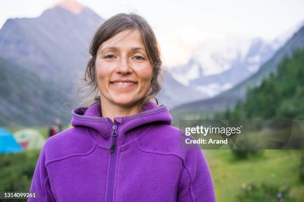 het jonge vrouwen kamperen - fleece stockfoto's en -beelden