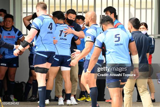 Retiring Ayumu Goromaru of Yamaha Jubilo welcomes his team mates after the Top League playoff tournament 2nd round between Kubota Spears and Yamaha...