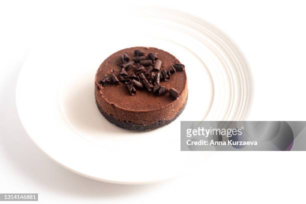 mini chocolate cheesecake isolated on white background, selective focus - chocolate chunks stock-fotos und bilder