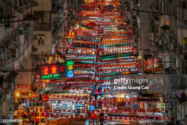 high angle view of night market, temple street,  hong kong - night market stock-fotos und bilder